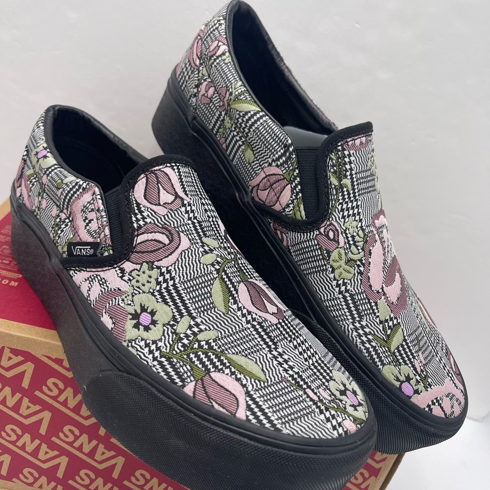 Vans WMNS Classic Slip-On Stackform Platform Sneakers
Tapestry Floral Black - Picture 11 of 16